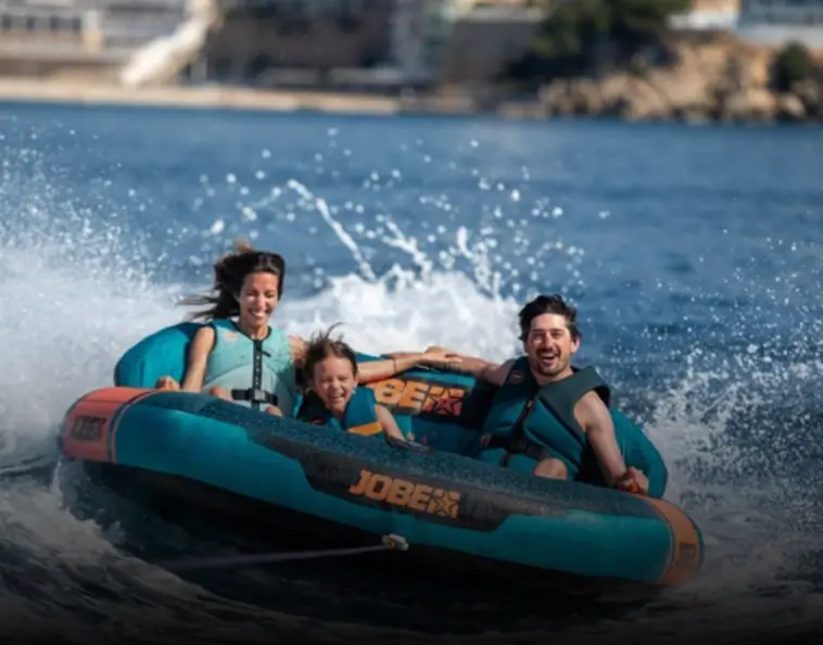 Clientes disfrutando en el donut hinchable