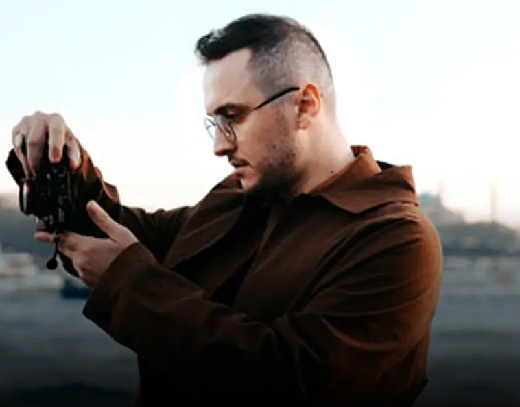 Fotografo revisando su cámara